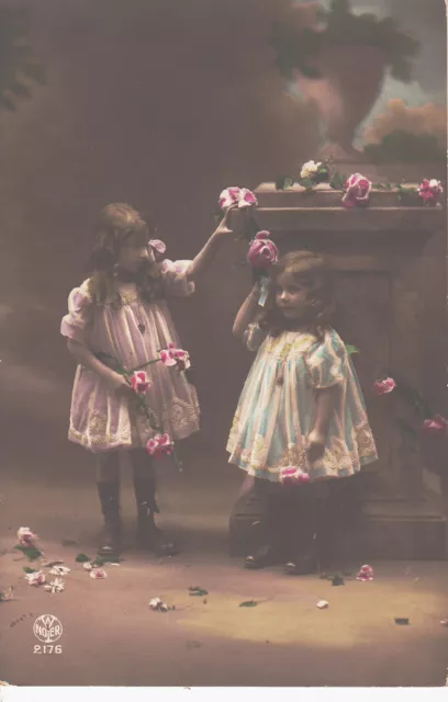 Cpa  Deux Jeunes Filles Avec Des Fleurs