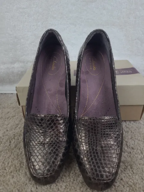 Clarks Timeless Bronze Leather Slip On Loafers Snakeskin Woman’s 9M W/ Box