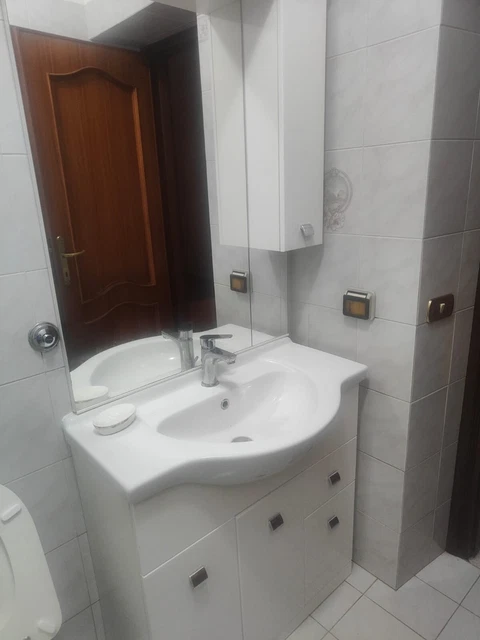 mobile bagno con lavabo e specchio
