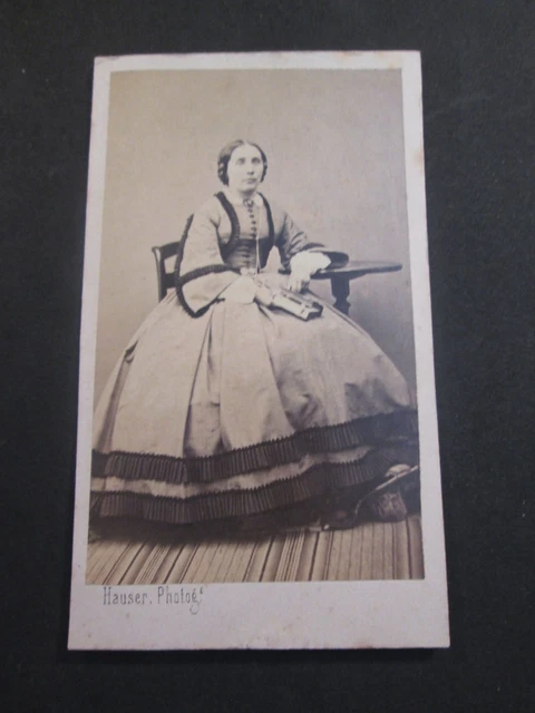 Femme assise en tailleur, de dos, et buste de femme se retournant - Louvre site des