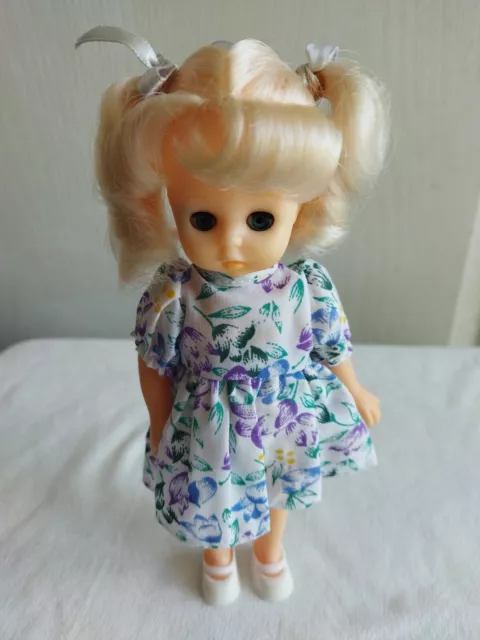 Ancienne Mignonne Poupée De 20 cm Avec Sa Jolie Garde-robe , yeux Dormeur