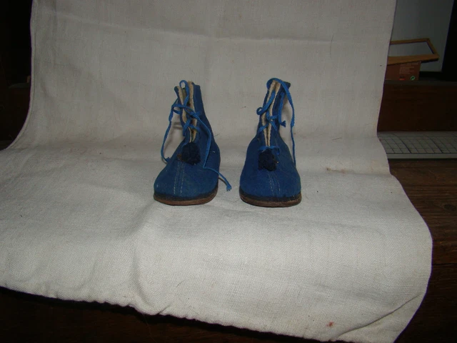 paire dechaussures de bebe ancienne