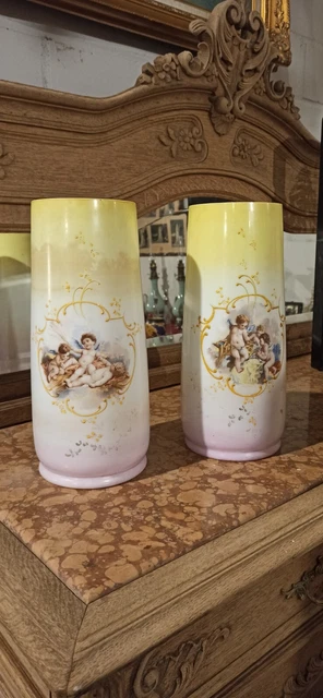 Paire de grand vases ancien en opaline décor peint avec des Angelots