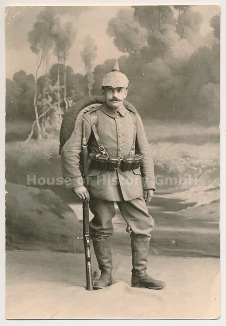 134206, Portraitfoto CDV, feldgrauer Soldat, Pickelhaube, Gewehr, Gepäck, Spaten