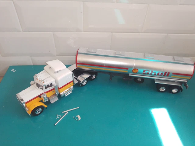 Camion Ford aeromax 1:15 Tamiya - Modélisme