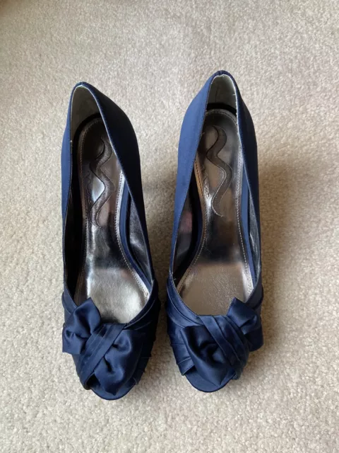 Nina Futura Pleated Satin Peeptoe Navy Blue Heels w/Bow Detail size 9 wide NIB