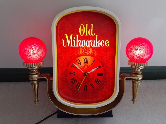 Old Milwaukee Light-Up Clock - Vintage 1969, No. 83195 Jos. Schlitz Brewing Com. Old Milwaukee Light-Up Clock - Vintage 1969, No. 83195 Jos. Schlitz Brewing Com.