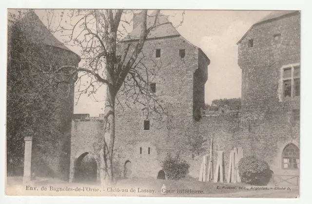 Environs de BAGNOLES DE L' ORNE - Orne - CPA 61 - Le Chateau de Lassay Cour