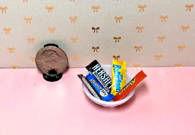 Dollhouse Miniature Halloween Candy in Bowl - 1:6 Scale - Candy (5 pc.) May Vary