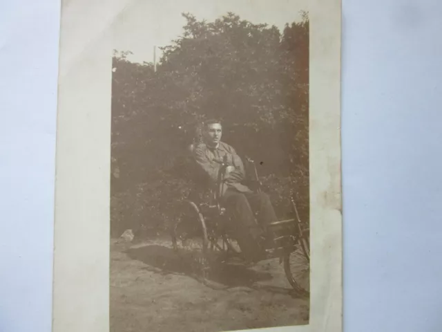 Foto Soldat mit Dreirad Rollstuhl Fahrrad  M140
