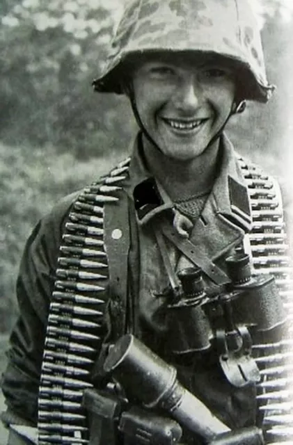 WW2 WWII Photo World War Two / German Soldier with Machine Gun Ammo