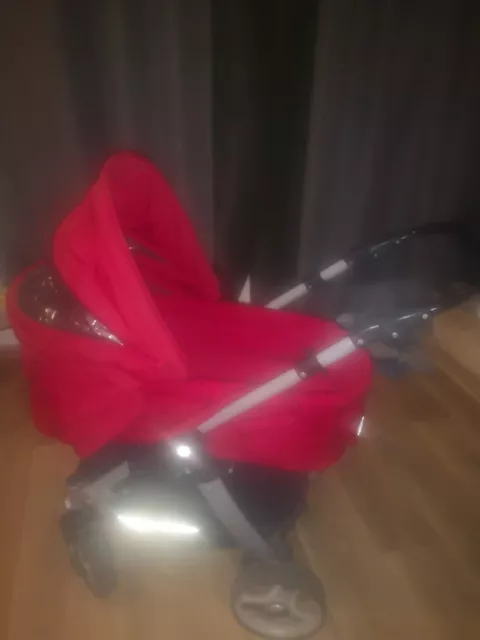 Teutonia Kinderwagen rot mit fester Hartschale für Neugeborene mit Matratze