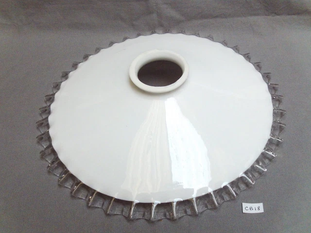 abat jour ancien en opaline blanche, bord plissé, Ø 25,1 cm à collerette (CB18)