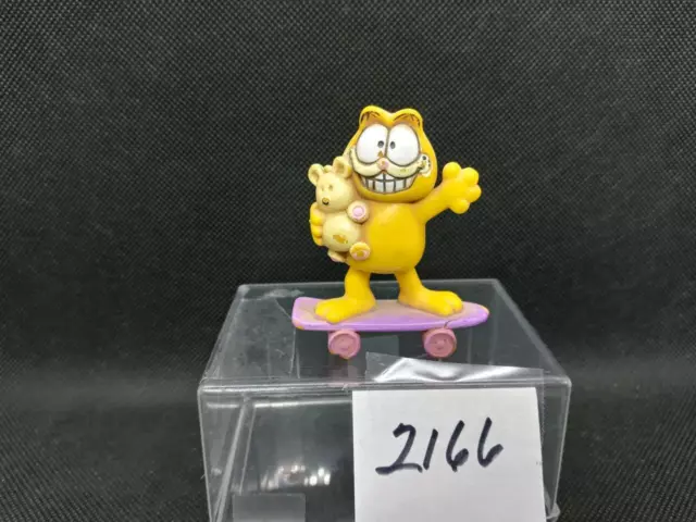 1976-1981 Garfield The Cat Rubber Toy On A Skateboard With His Baby Teddy Bear