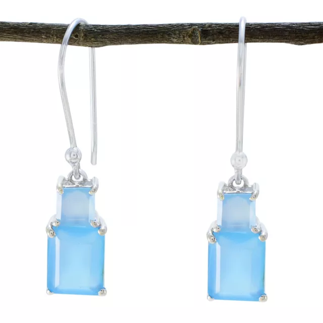 Die Tranquil Tides Blue Chalcedon Gemstone Silver Earring Collection stellt eine