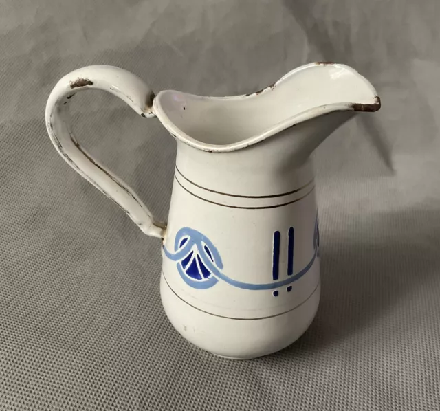 Petit pot à lait en tôle émaillée GBN Art nouveau