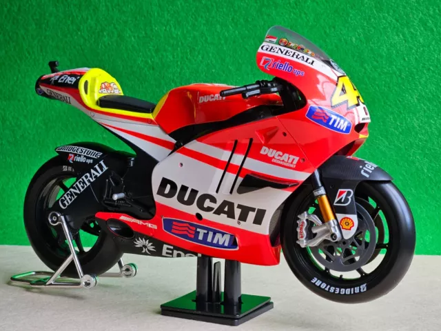 Maisto Ducati GP11 Valentino Rossi scala 1:12