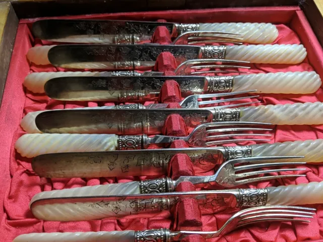 Viktorianische geschnitzte Perlmutt verdrehte versilberte Messer & Gabeln 12 Stück 3