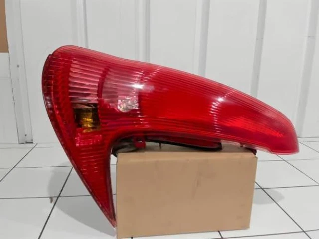 Feu Arrière Droit Principal Pour Peugeot 607 Phase 2 - Référence 6351N1 - Occasion En Bon état