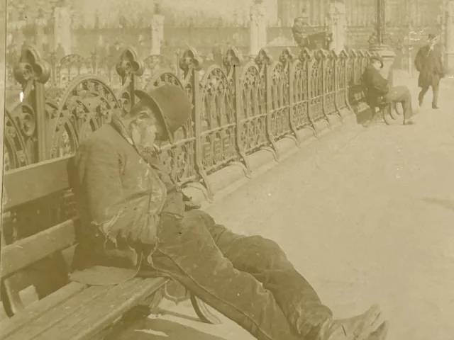 UK Londres Clochard dort sur un banc public c1900 Photo Stereo Vintage 