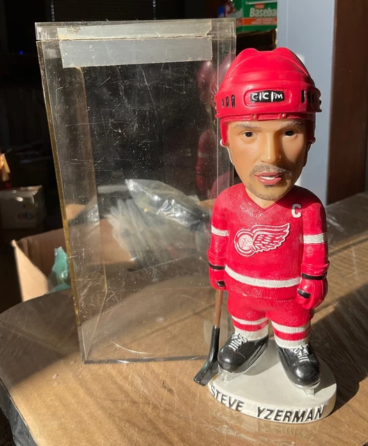 2003 Pacific Heads Up Bobble Head = Steve Yzerman Away = Nm/M = W/Display Case 2003 Pacific Heads Up Bobble Head = Steve Yzerman Away = Nm/M = W/Display Case