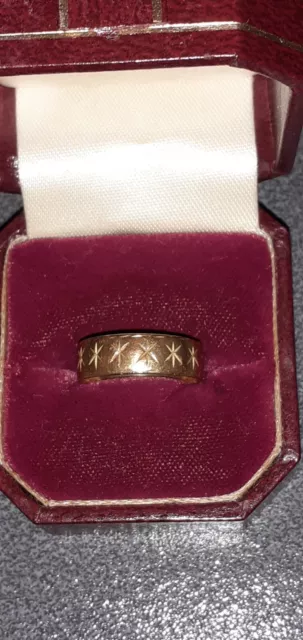 18ct Gold Star Cut Ladies Wedding Band Ring, Size K, Weight 3.7gms, Fully...