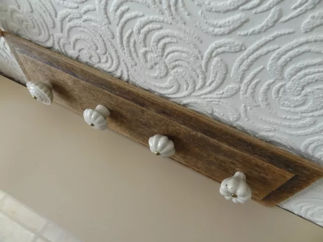 Support en bois avec boutons en céramique vintage faits main, unique 2