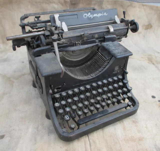 OLYMPIA Mod.8 Schreibmaschine alte Deko Dachboden Fundus alt ungereinigt
