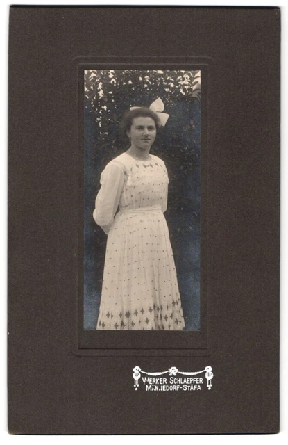 Fotografie Werner Schlaepfer, Männedorf, Portrait junge Dame im modischen Kleid