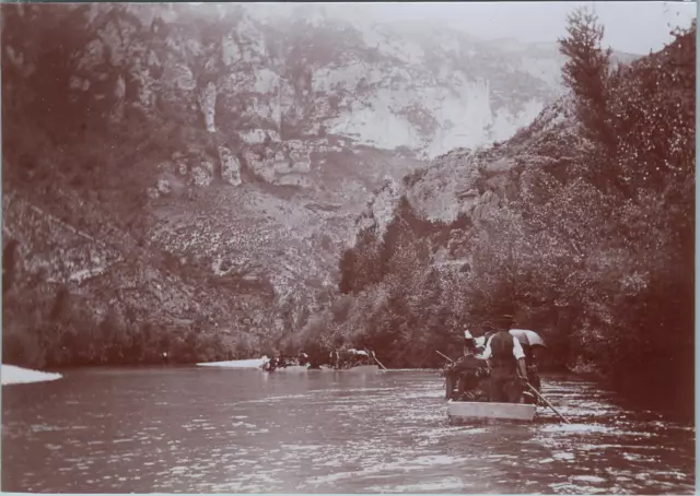 France, Gorges du Tarn, Portrait d&#039;hommes naviguant sur un lac, Vintage pri