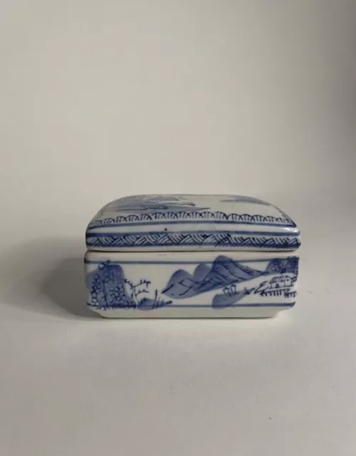 Jolie petite boîte en porcelaine blanche à décor bleu