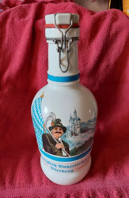 Große Bierflasche mit Bügelverschluß , Metallhenkel,