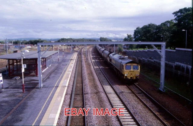 ORIGINAL 35MM SLIDE CLASS 66 LOCO NO 66558 AT CARSTAIRS STATION 5/08 £3 ...