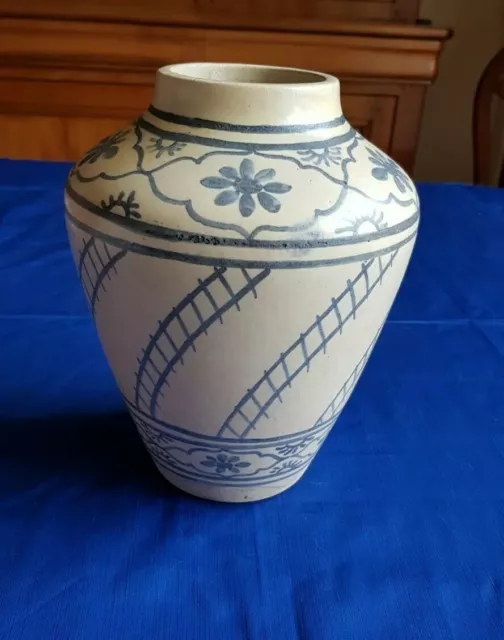 Ancien vase en terre cuite poterie, motif floral.