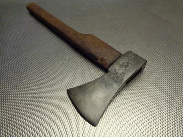 Altes geschmiedetes    Beil Axt Spalter  AXE Holzhauer / Holzspalter