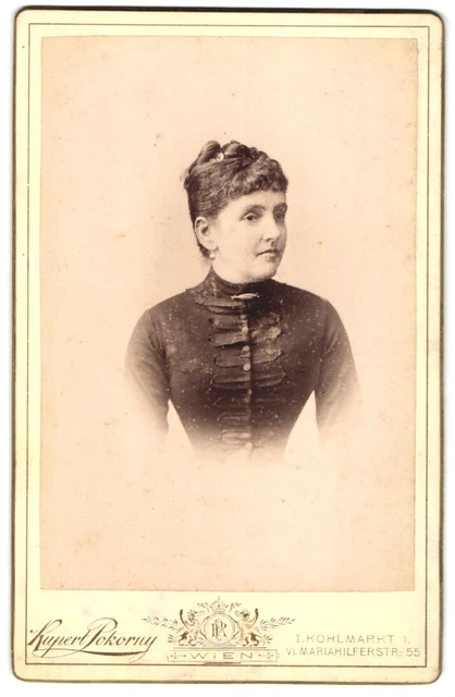 Fotografie R. Pokorny, Wien, Kohlmarkt 1, Portrait junge Dame mit hochgesteckte