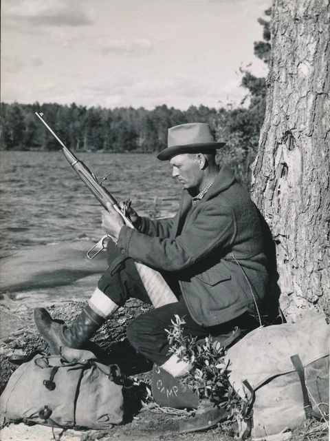 CHASSEUR c. 1950 - Homme Chargement du Fusil USA  - GF 219