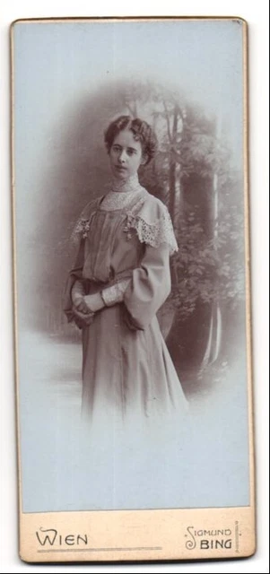 Fotografie Sigmund Bing, Wien, Mädchen mit verziertem Rüschenkleid in Naturszen