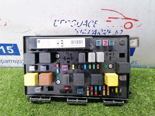 BOITIER FUSIBLES RELAIS Opel ZAFIRA B 1.9 CDTI (120 CV) 2006