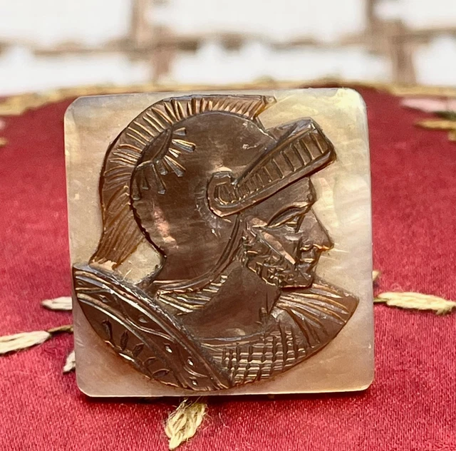 rare bouton ancien Nacre sculpté en relief 22 mm tête casqué