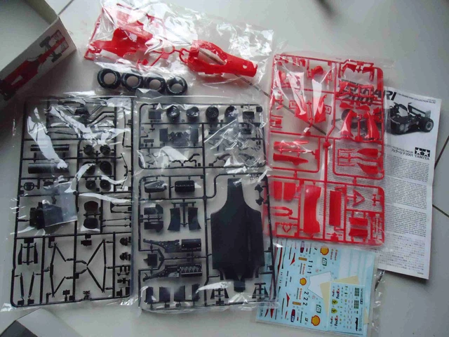 maquette TAMIYA FERRARI F2001 1/20  (neuve) 2