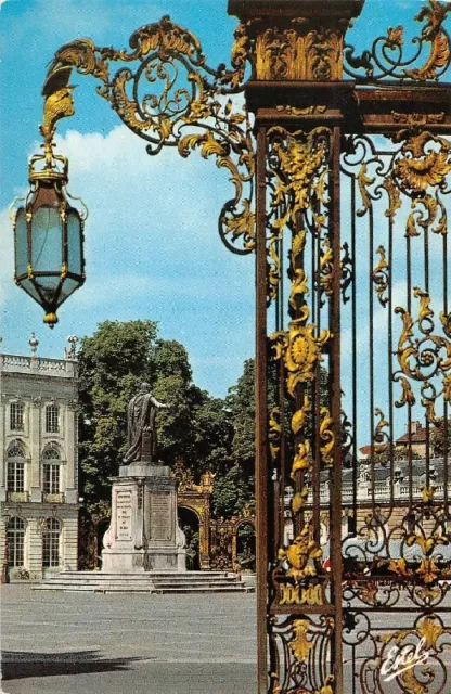 NANCY - Place Stanislas - Une des grilles Jean Lamour