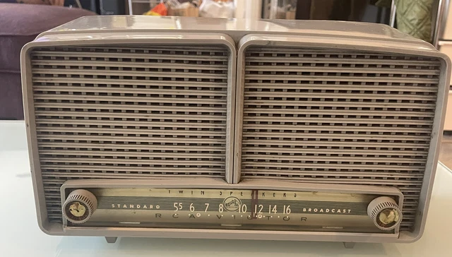 RCA Victor 8X8J Twin Speakers Standard Broadcast His Masters Voice - Untested RCA Victor 8X8J Twin Speakers Standard Broadcast His Masters Voice - Untested