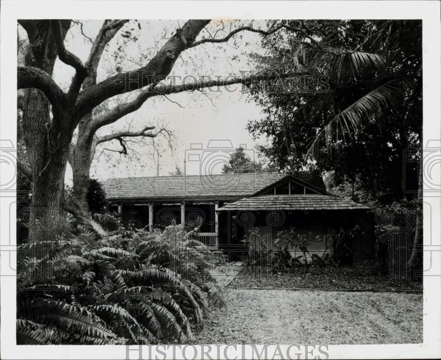 1978 Press Photo One story residential house with full porch, trees in the yard