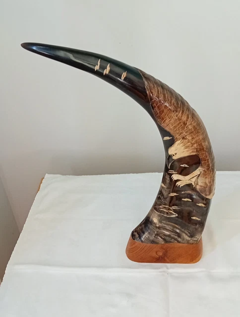 Großes geschnitztes Wasserbüffelhorn. Adlerschnitzerei und Holzständer. 36 cm hoch.