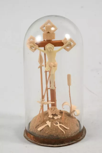 J32O33- Volkskunst Klosterarbeit unter Glassturz, Kruzifix mit Arma Christi