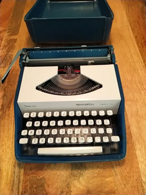 Máquina de escribir Remington Envoy en azul estuche de transporte vintage, utilería, funciona pero tiene problemas