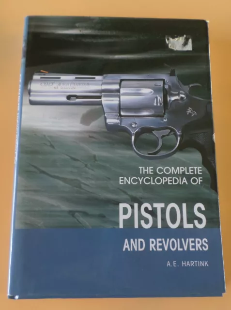 THE COMPLETE ENCYCLOPEDIA OF PISTOLS & REVOLVERS HARDCOVER BOOK~272 pages