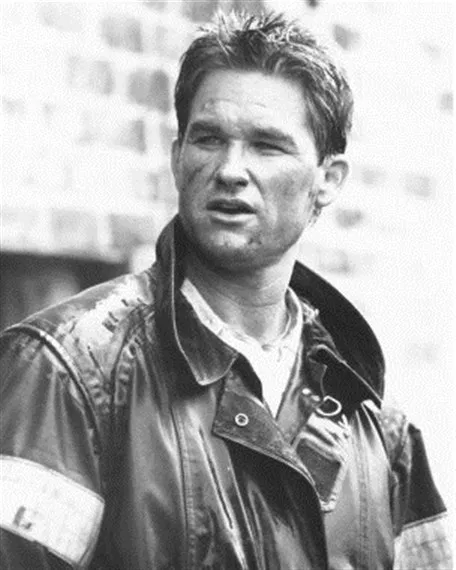 KURT RUSSELL AS STEPHEN 'BULL' MCCAFFREY/DEN 8X10 PHOTO Nice image 171599