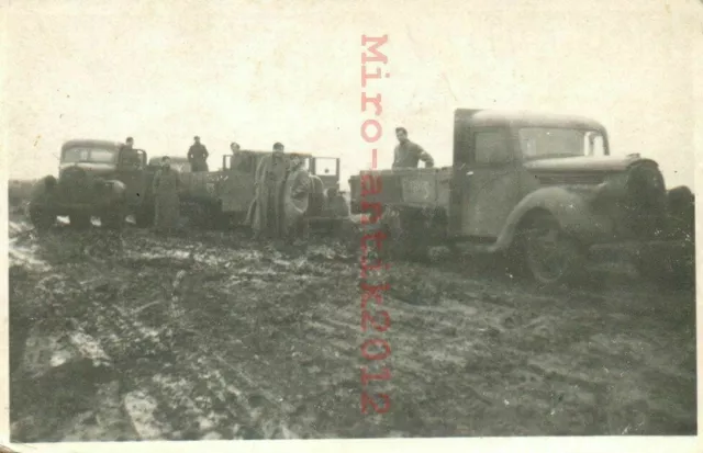 Foto, 2.WK. Wehrmacht a./d. Ostfront: Vormarsch auf schlammiger Piste (MB)21351